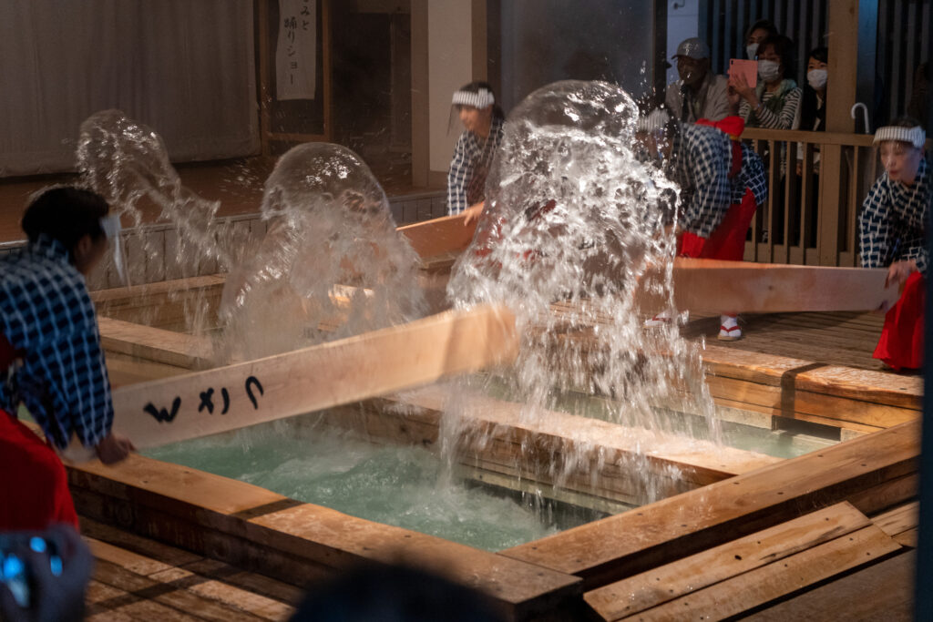 Yumomi performed at Kusatsu Onsen